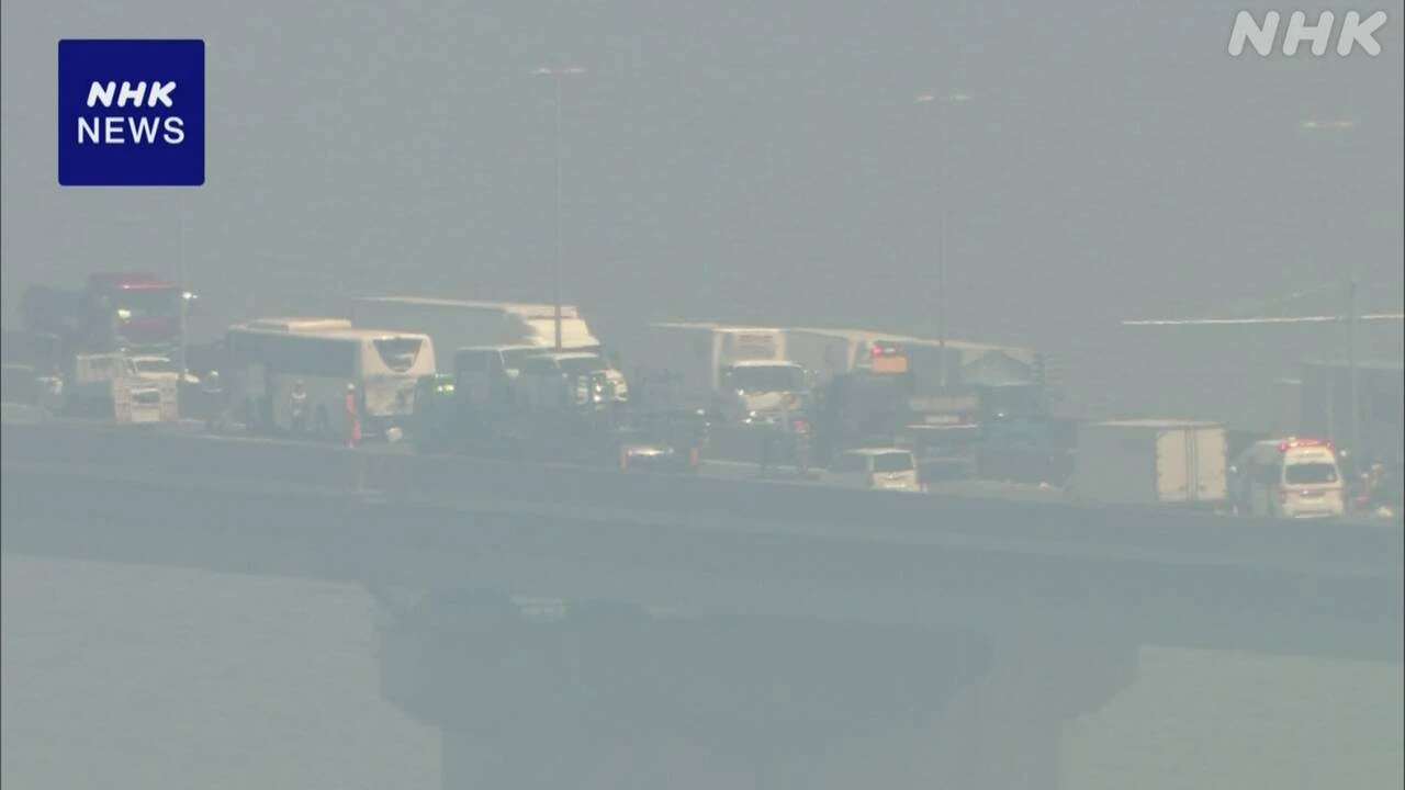 大阪 此花区 阪神高速で観光バスなど3台絡む事故 1人けが