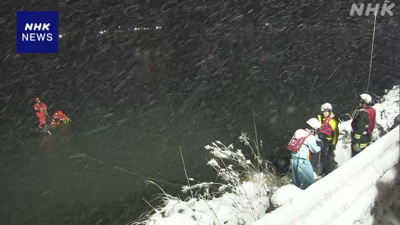 兵庫 豊岡 車が道路脇の川に転落 1人重体 雪でスリップしたか