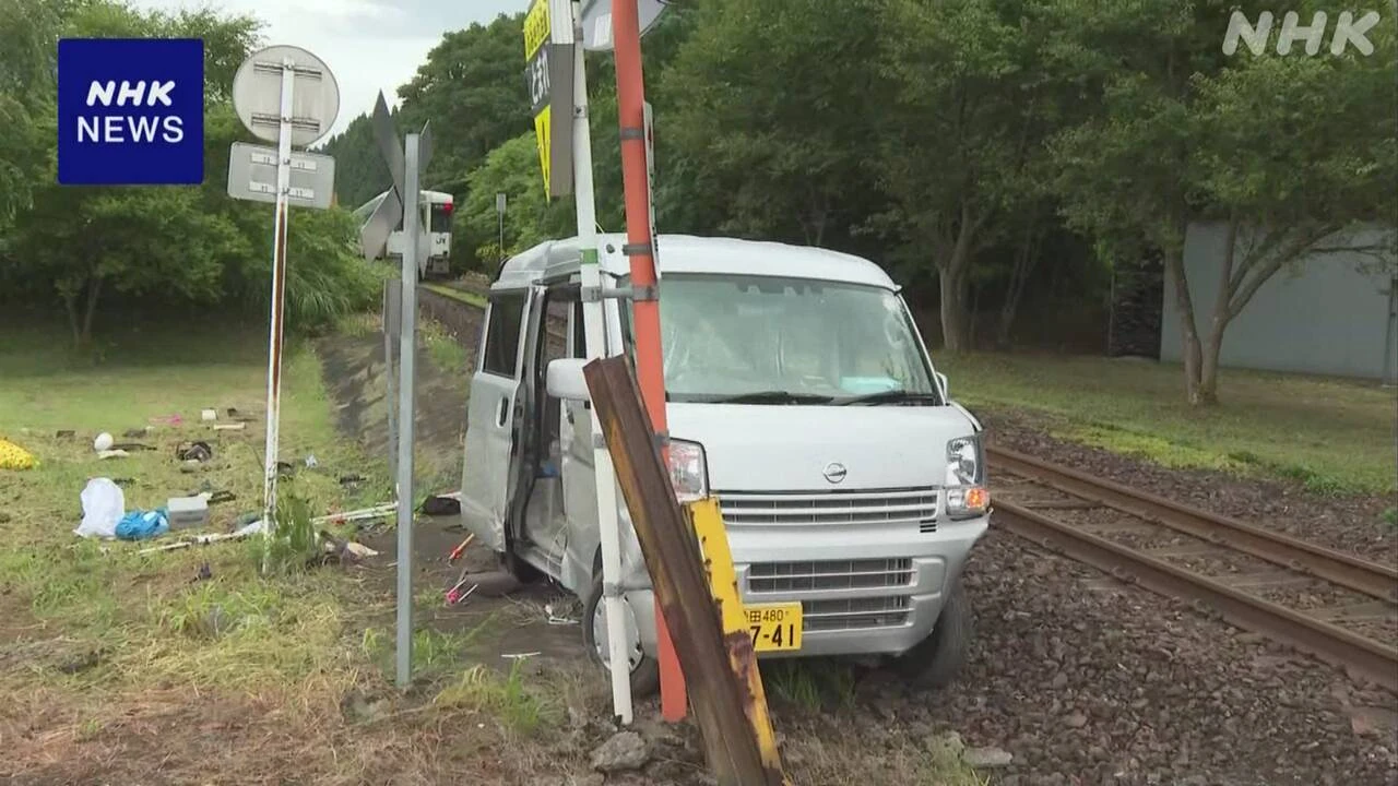 秋田 大館で踏切事故 列車と軽ワゴン車が接触 3人けが