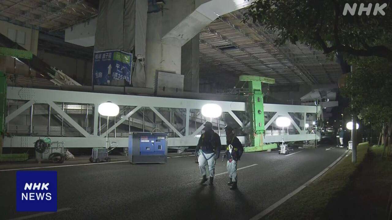 長崎 佐世保 約30mの橋桁運ぶ台車が横転 道路ふさぎ通行止め