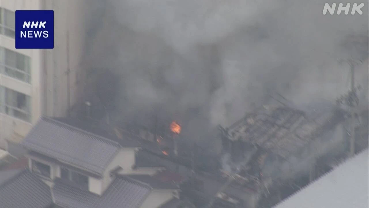広島 佐伯区で建物火災 消防車など出動し消火活動あたる