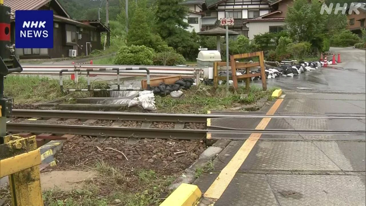 岐阜 高山 大雨から一夜 土砂の撤去作業進む 鉄道は運転再開