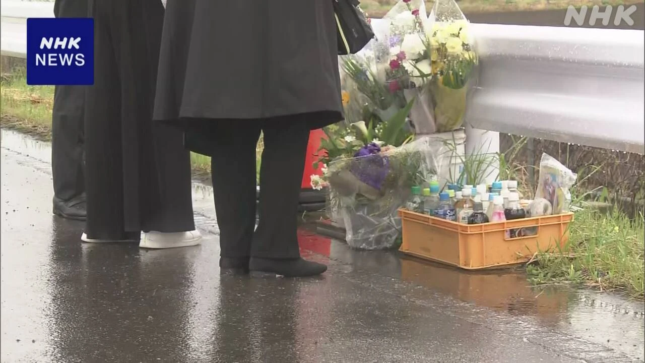 群馬 伊勢崎 家族3人死亡事故から1年 遺族が事故現場で追悼