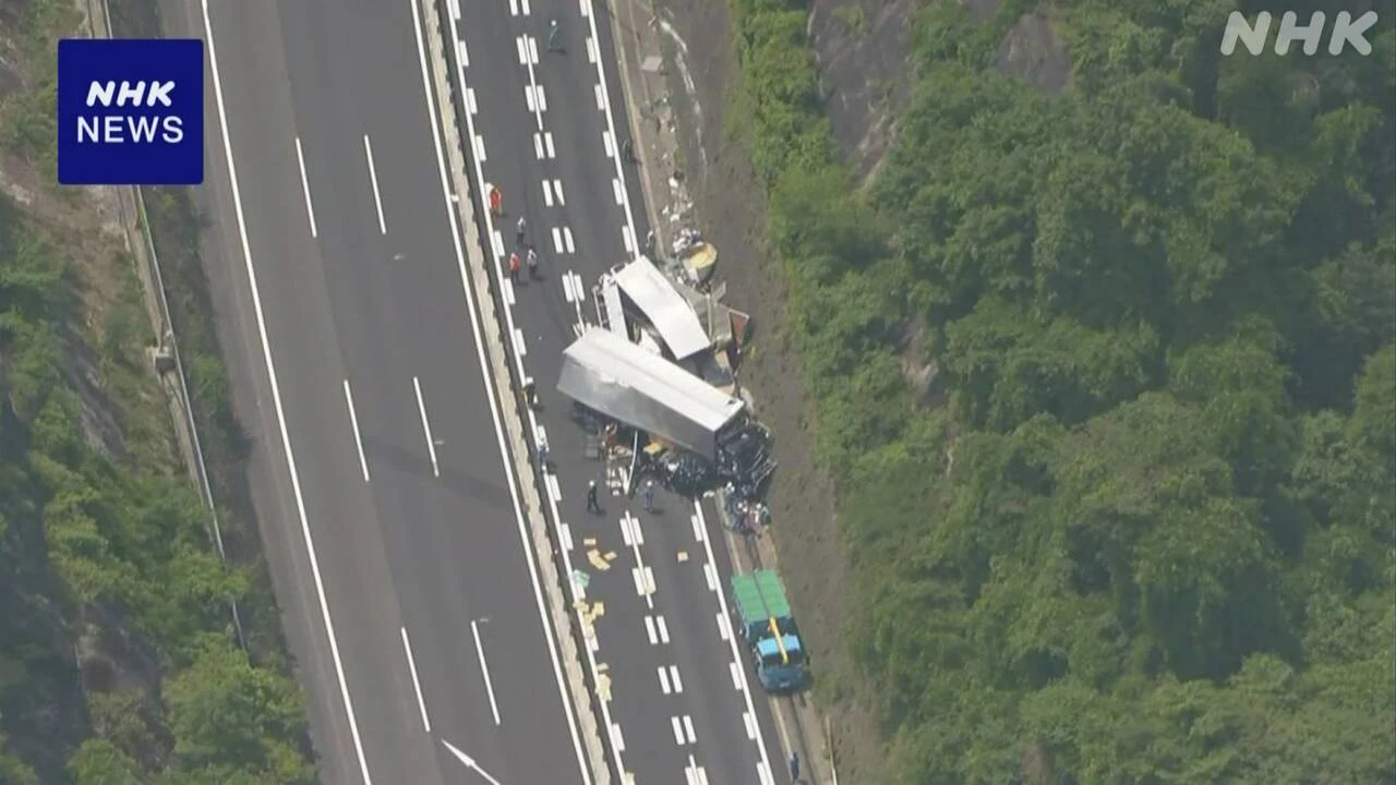 岐阜 多治見 中央自動車道で複数の車が衝突 2人けが