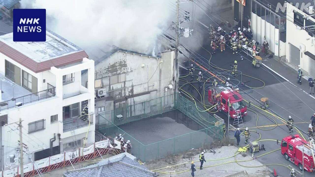 大阪 生野区で火災 建物から黒い煙と炎