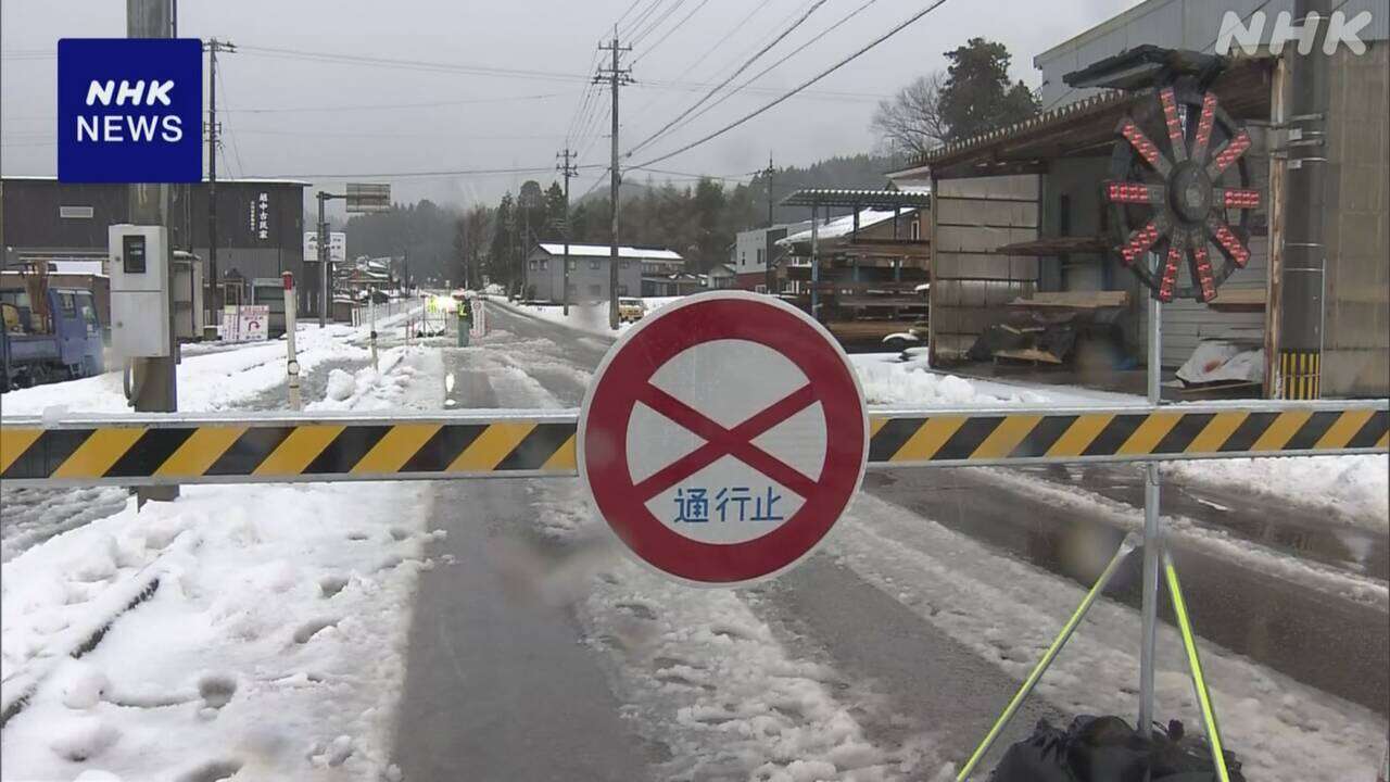 富山 小矢部の国道 雪の影響でトラックなど十数台が一時立往生