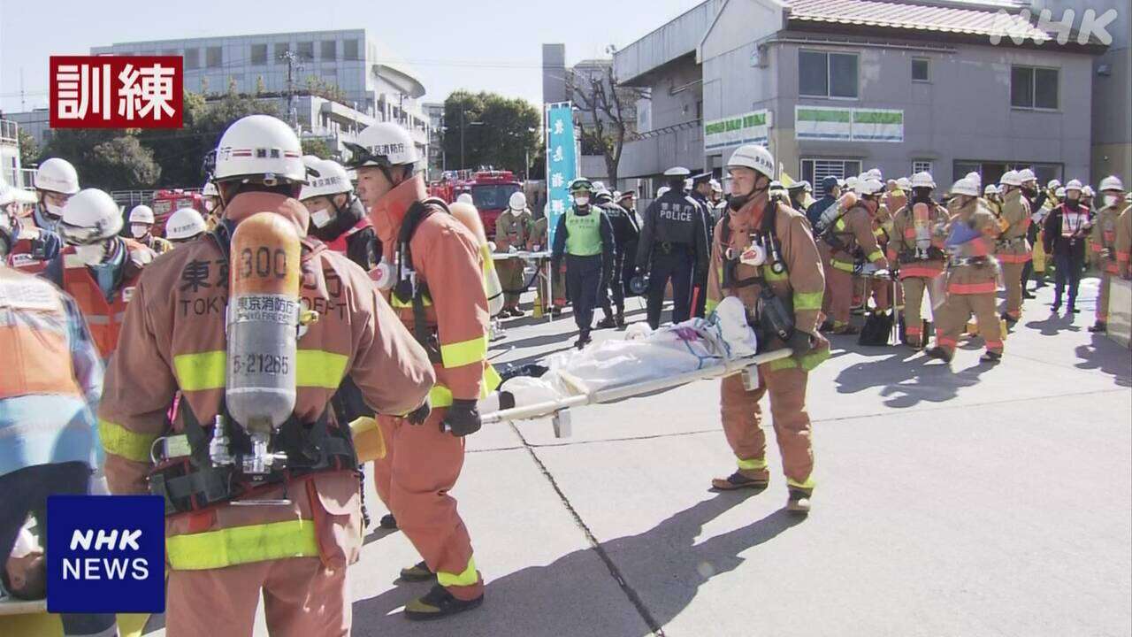 地下鉄サリン事件を教訓に合同訓練 防護服での救助や連携確認