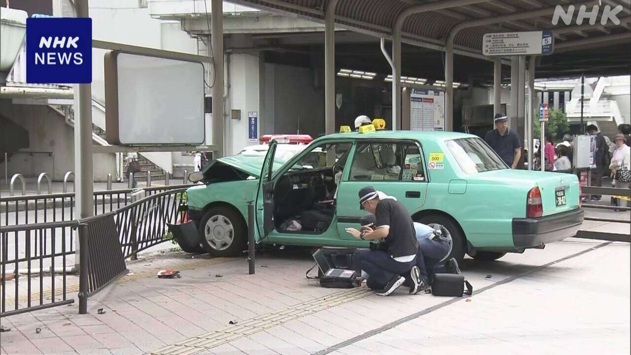 大阪 豊中 駅前でタクシーが歩道に乗り上げる 歩行者1人けが