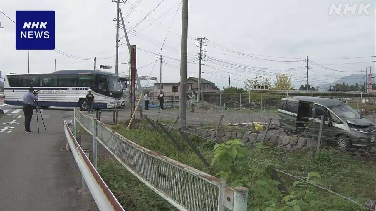 山梨 笛吹 高速バスと乗用車が交差点で衝突 乗用車の5人けが