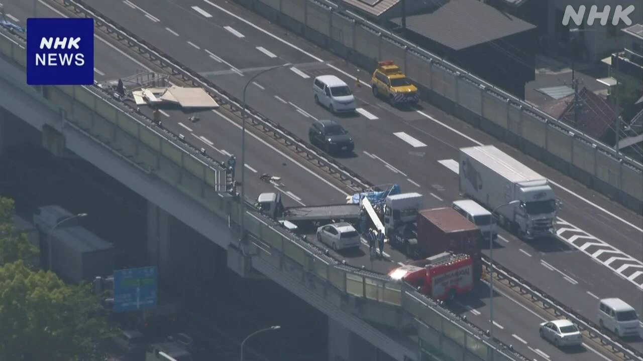 愛知 清須 高速道路でトラック3台絡む事故 男性1人軽いけが