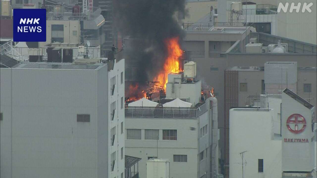 広島市中区 繁華街のビルで火災 消防が消火活動