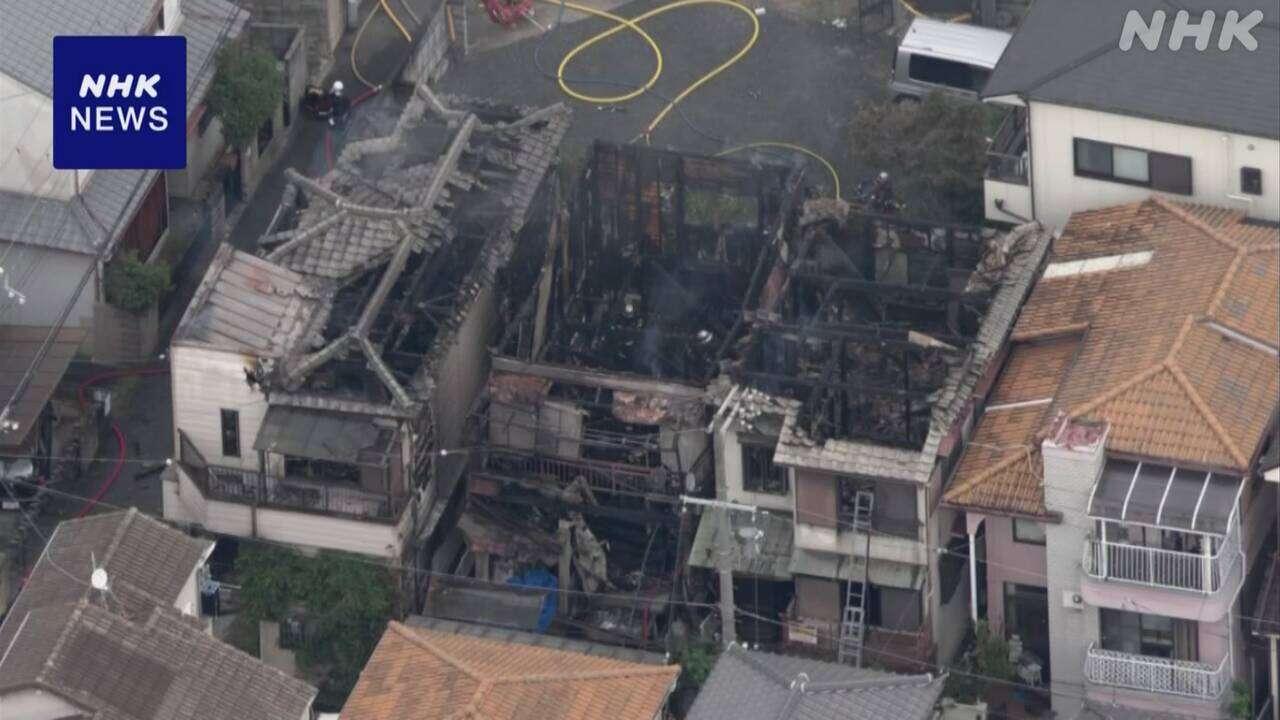 大阪 大東 住宅3棟焼ける火事 住人とみられる3人と連絡取れず