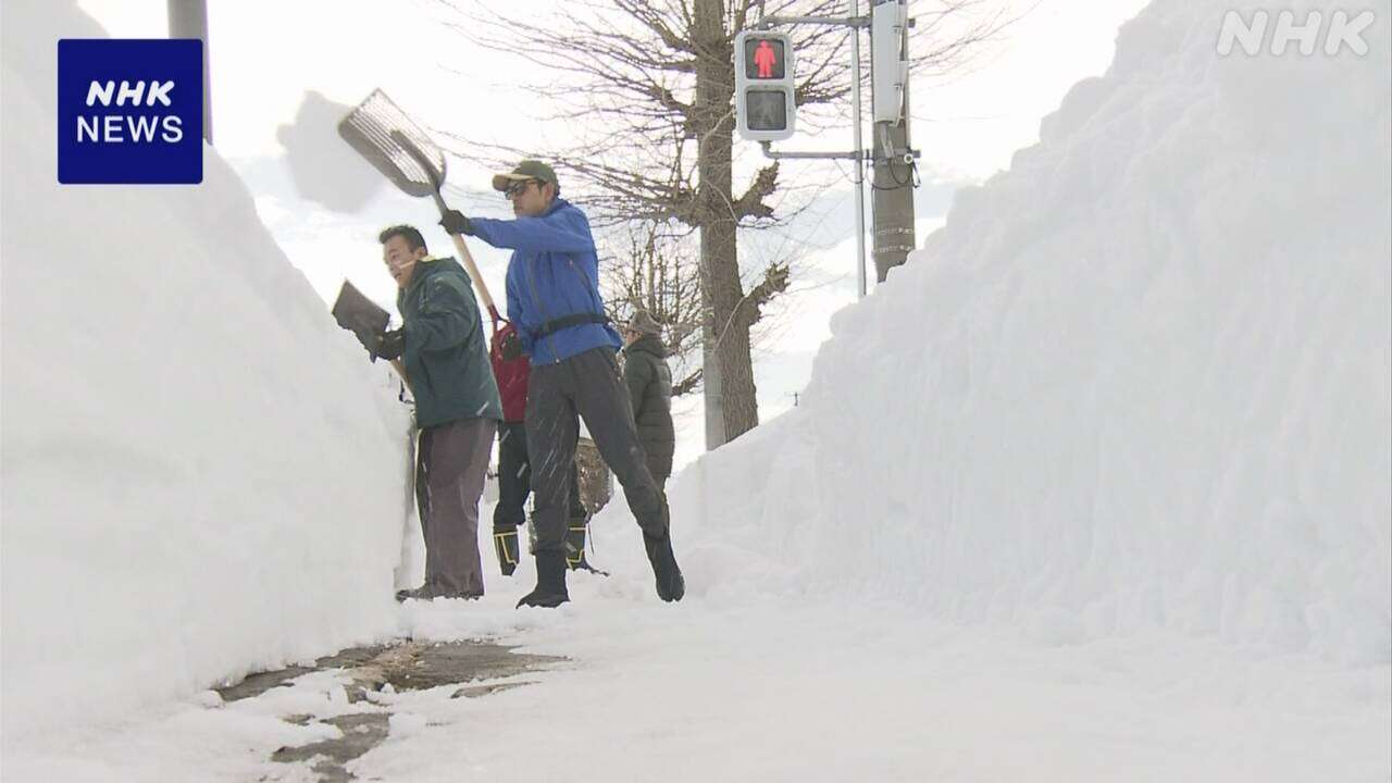 青森 小学校の授業再開を前に 保護者らが通学路の雪かき