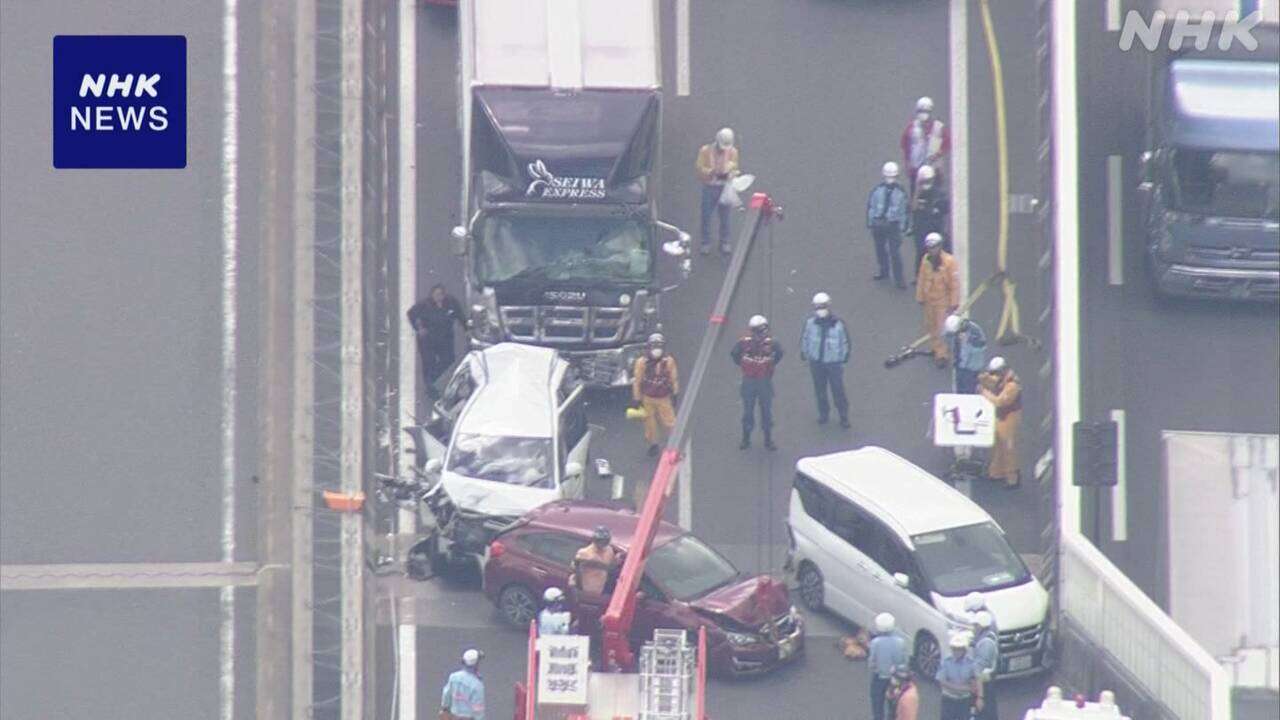 大津 国道で乗用車など6台絡む事故 6人けが