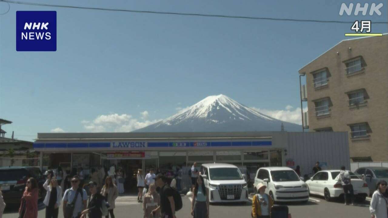 コンビニ越しの富士山 冠雪目当て 再び観光客 町が対策へ 山梨