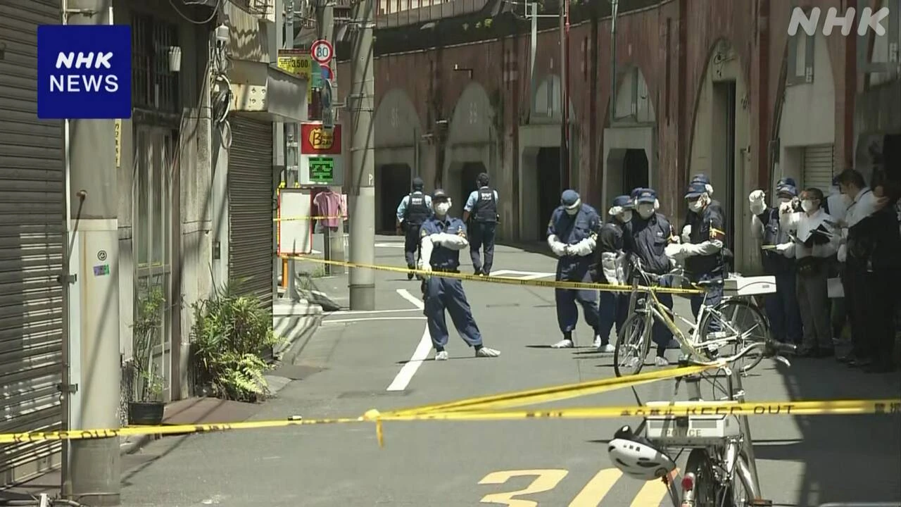 東京 千代田区 路上で4人組の男に鉄パイプで殴られ男性2人けが