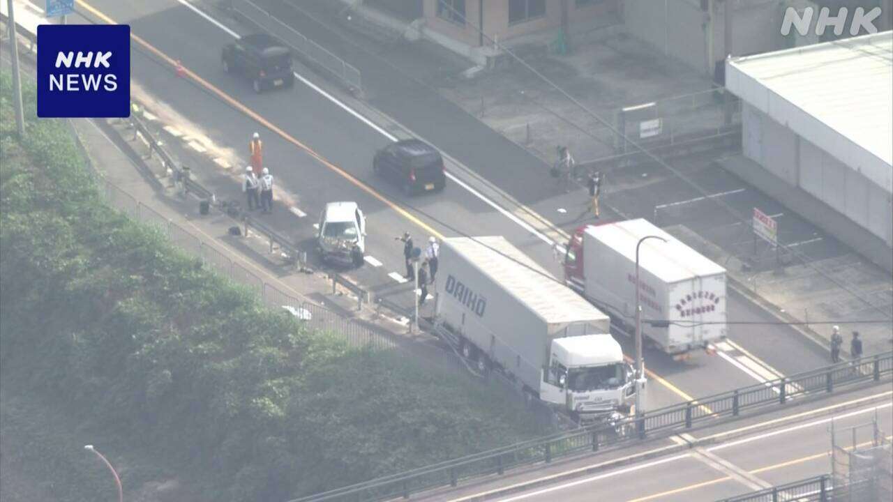 大阪 柏原 トラックと乗用車2台 自転車が関係する事故 1人死亡