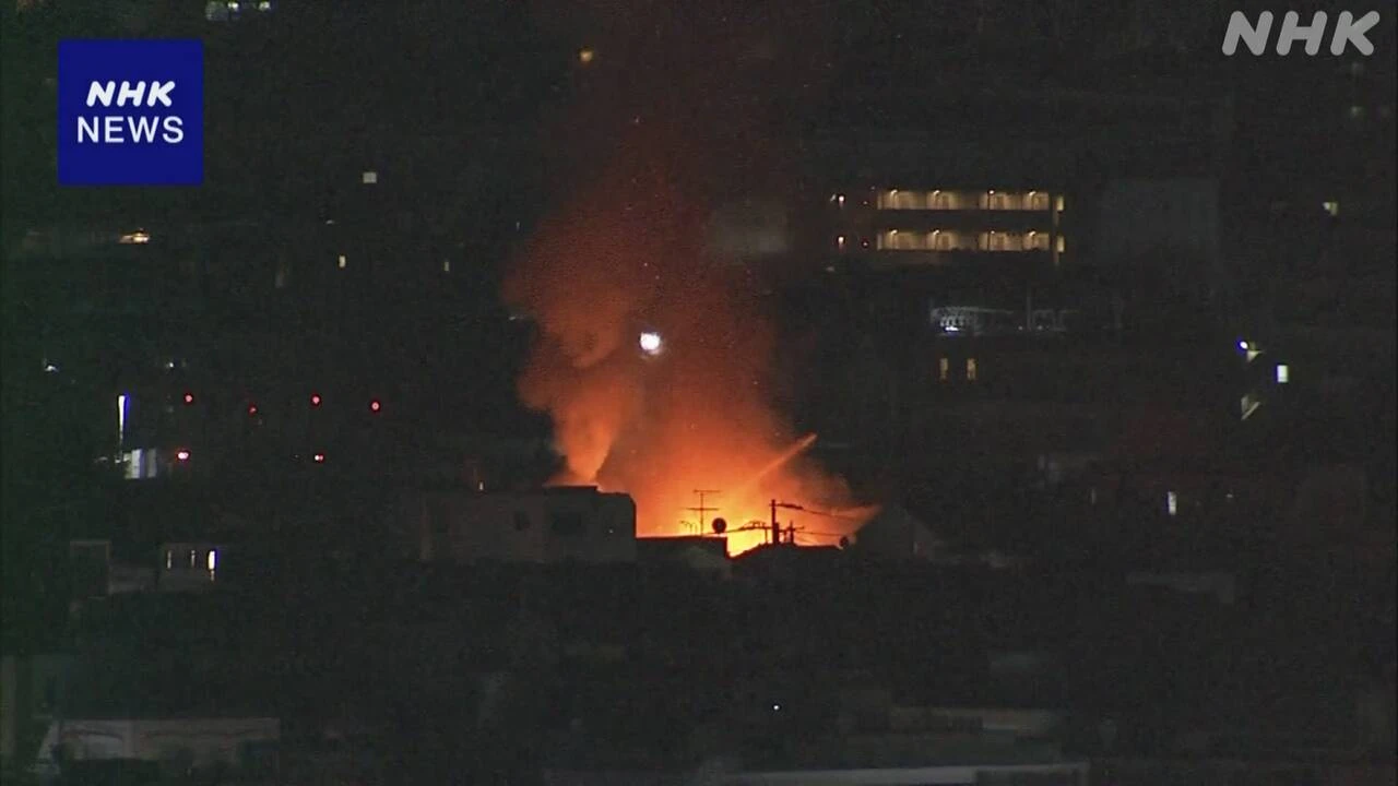 東京 世田谷区 集合住宅で火事 消火活動続く 経堂駅近く
