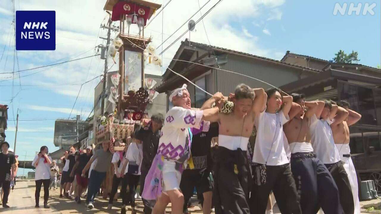 石川 能登町伝統の「あばれ祭」始まる 巨大な灯籠担ぎ練り歩く