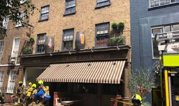 London fire: 10 fire engines rush to tackle pub fire in Fitzrovia - Smoke fills skyline