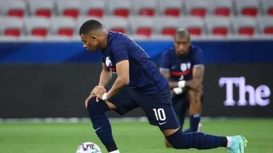 France-Allemagne : pourquoi les Bleus n'ont finalement pas mis de genou à terre