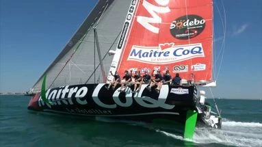 VIDÉO - Après avoir embarqué avec elle, Yannick Bestaven rend la pareille à la Patrouille de France