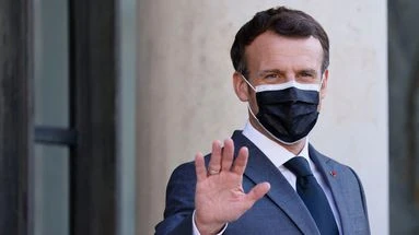 Emmanuel Macron poursuit son 