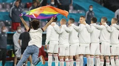 Euro : à Munich, un activiste sur la pelouse avec un drapeau arc-en-ciel pendant l'hymne hongrois