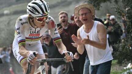 Cyclisme : malgré une chute, un Tadej Pogacar impitoyable remporte les Strade Bianche pour la troisième fois