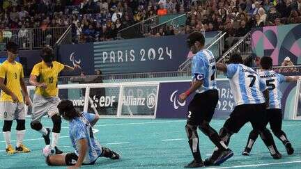 Paralympiques 2024 : cruelle séance des tirs au but pour le favori brésilien, éliminé par l'Argentine, qui affrontera la France en finale du cécifoot