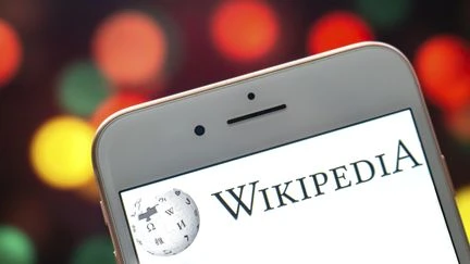 Face à la surabondance d’informations automatisées Wikipedia revendique la priorité accordée à la supervision humaine