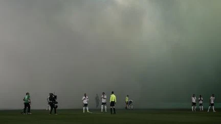 Ligue 1 : le derby entre Saint-Etienne et Lyon interrompu après un jet de projectile sur un arbitre assistant