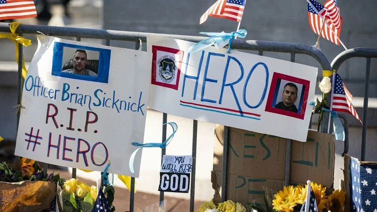 Etats-Unis : le policier mort au lendemain de l'assaut du Capitole a succombé à deux AVC, selon le rapport d'autopsie