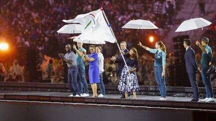 Cérémonie de clôture des Jeux paralympiques 2024 : la maire de Paris, Anne Hidalgo, remet le drapeau paralympique à Karen Bass, la maire de Los Angeles