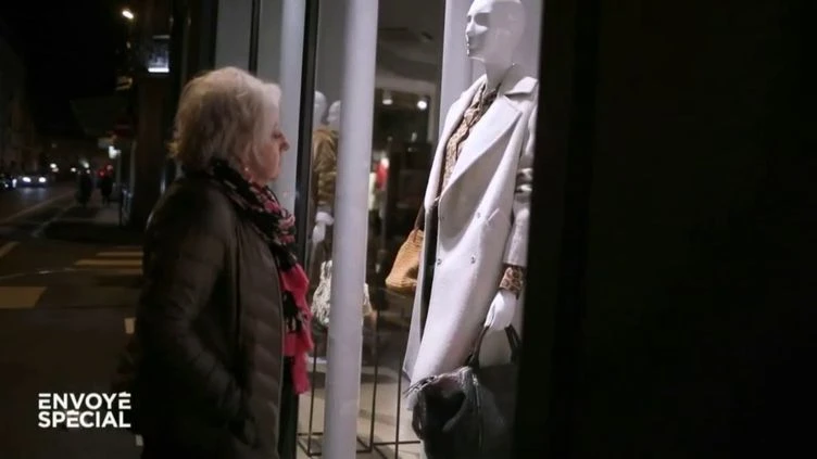 Avec sa petite retraite, Annie fait les boutiques... quand elles sont fermées