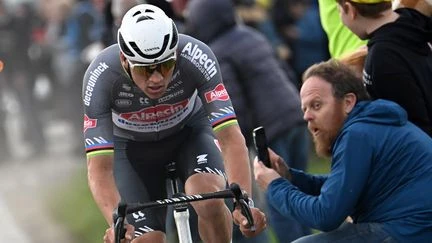 Paris-Roubaix 2025 : Mathieu van der Poel remporte l'Enfer du Nord pour la troisième année de suite, après un nouveau duel épique avec Tadej Pogacar