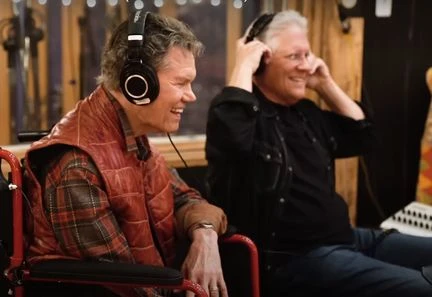 Musique : un artiste de country ne pouvant plus chanter sort officiellement un morceau avec sa voix clonée