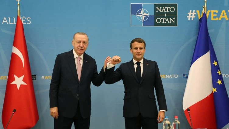Emmanuel Macron et Recep Tayyip Erdogan s'entretiennent avant le sommet de l'Otan
