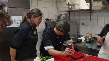 À la retraite ils partagent leurs recettes de cuisine en travaillant chez un traiteur