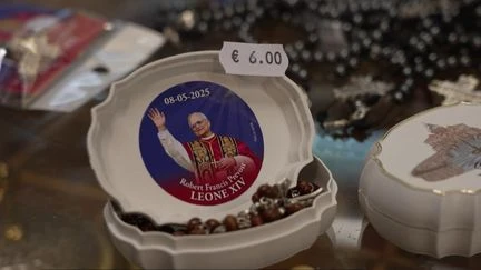Pape Léon XIV : son effigie déjà commercialisée dans les boutiques de souvenirs de Rome
