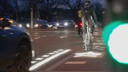 Transports : pour protéger les cyclistes, Issy-les-Moulineaux teste des bandes cyclables lumineuses