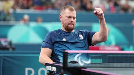 Paralympiques 2024 : Fabien Lamirault rejoint les demi-finales de tennis de table et assure une médaille supplémentaire à la France