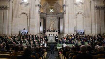 Emmanuel Macron reçoit le nouveau dictionnaire de l'Académie française sous la coupole de l'Institut