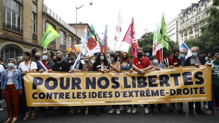 Marche des libertés : à Paris, des manifestants contre l'extrême droite et la politique du gouvernement