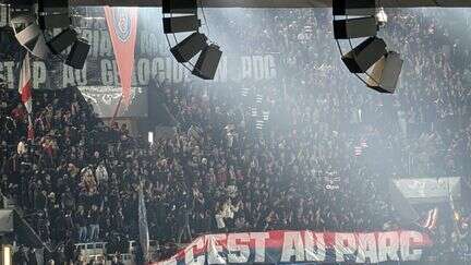 Ligue des champions : des supporters du PSG déploient une banderole 