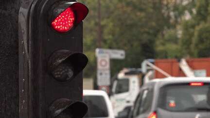 Sécurité routière : une étude alerte sur les comportements dangereux au volant, notamment les feux rouges dépassés