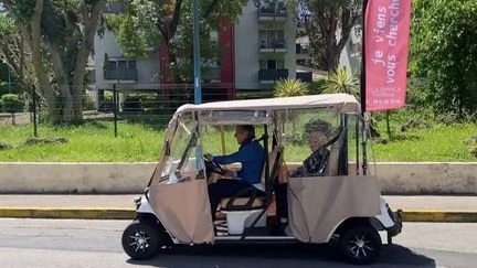 Solidarité : dans le Var, un coiffeur conduit ses clients âgés en golfette
