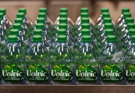 Une usine Volvic dans le Puy-de-Dôme cible d'un incendie volontaire mercredi matin, des tags écologistes retrouvés sur place