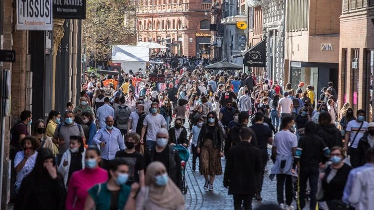 Covid-19 : les Français sont-ils vraiment prêts à tomber le masque ?