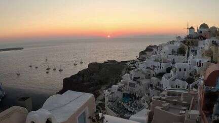 Tourisme : Santorin attire les foules pour son coucher de soleil